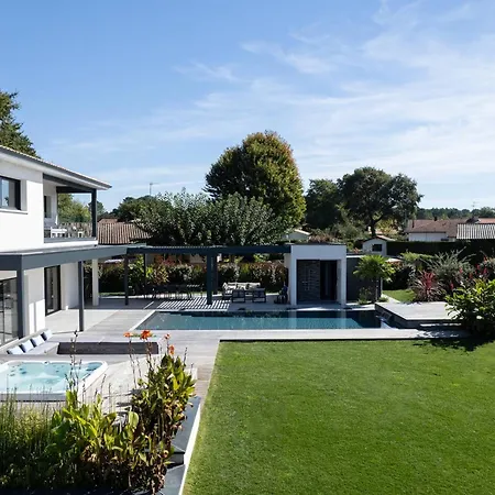 Villa Sublime Avec Piscine Chauffee, Et Sauna A 10 Min De La Et Des Golfs - Fr-1-791-19 *